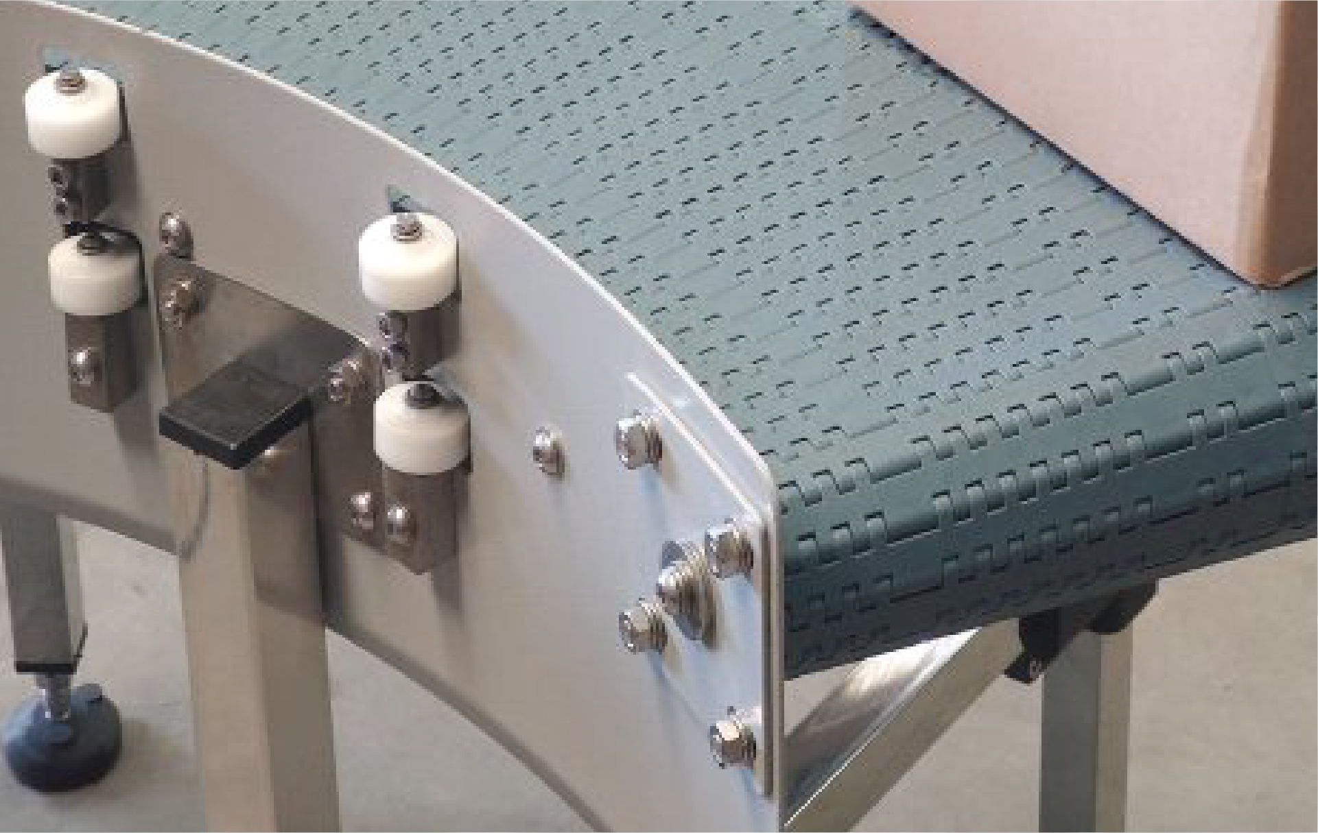 Como as Esteiras Modulares da Unirons Otimizam Diferentes Setores Industriais?